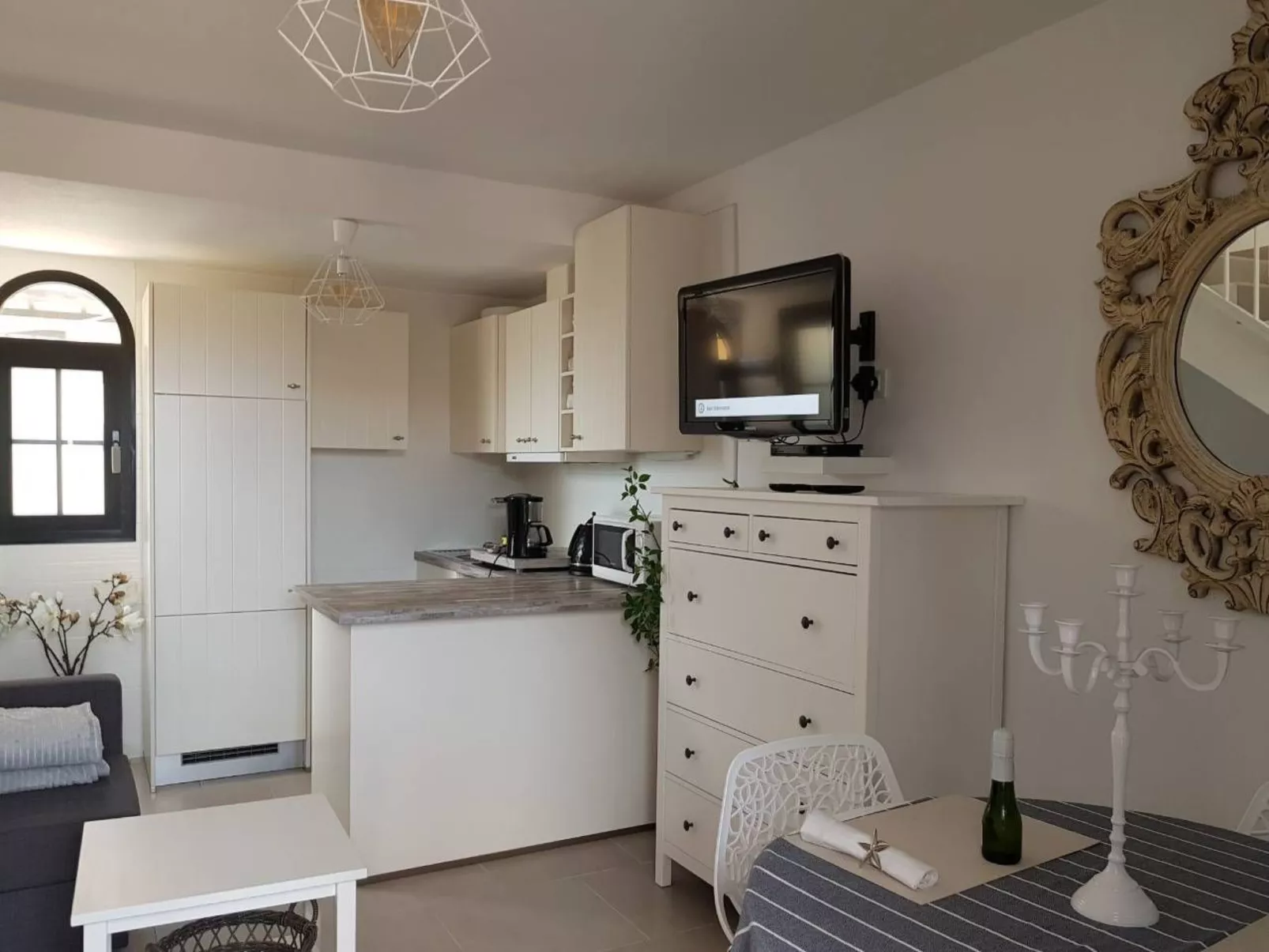 Komfortable Wohnung, Wifi, am Pool-Inside