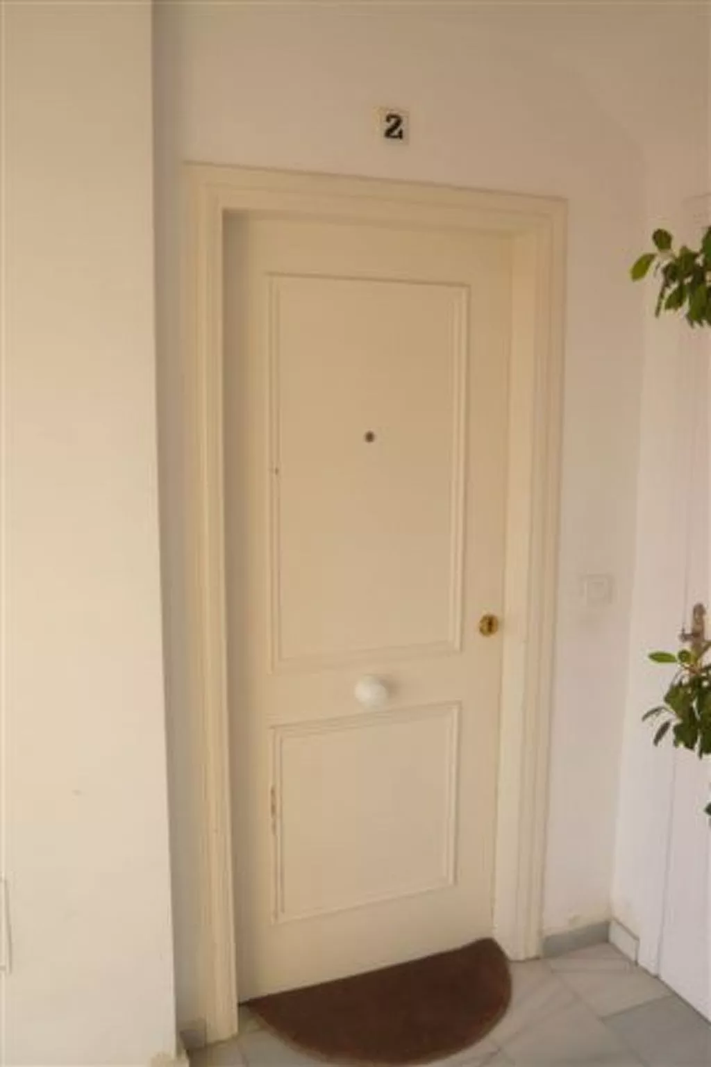 Mit Blick auf das Wasser-Drinnen