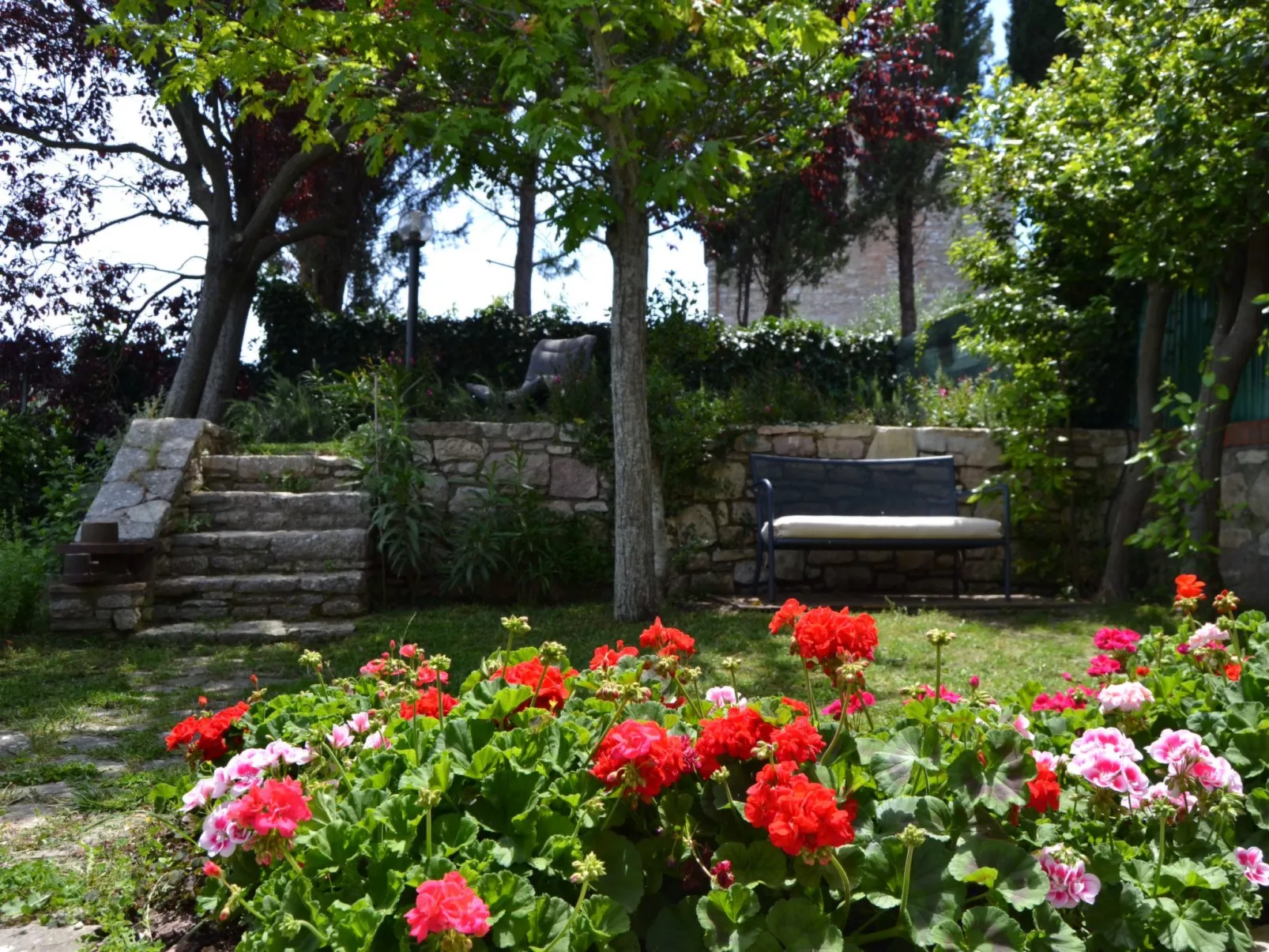 Altes Steinhaus mit Garten-Image-tags.info