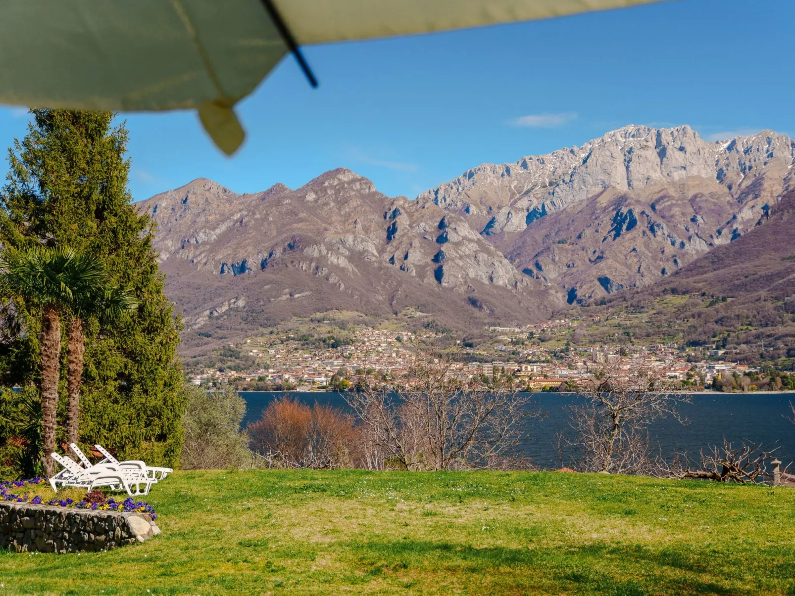 Villa zur alleinigen Nutzung mit 4 Wohnungen-Dehors