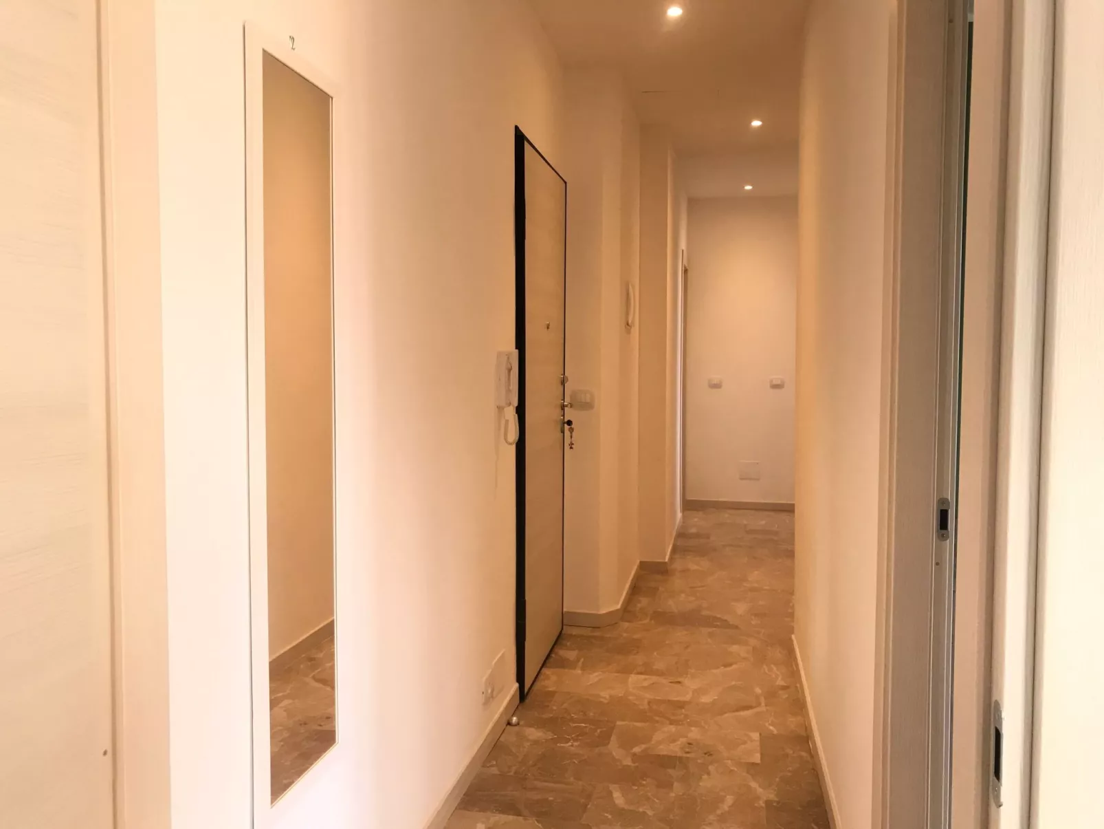 'White' mit Balkon-Drinnen