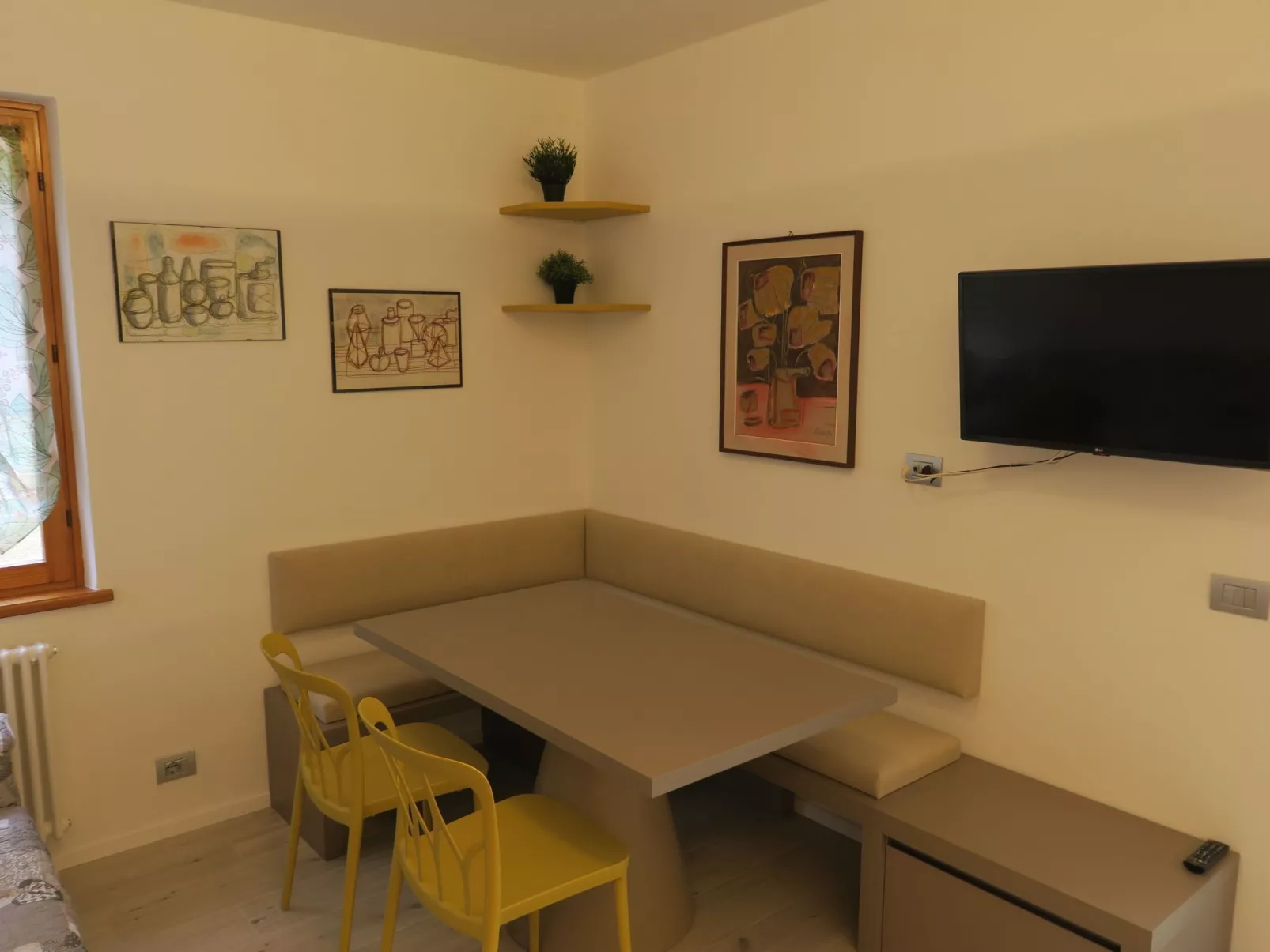 Erdgeschosswohnung mit möbliertem Garten-Inside