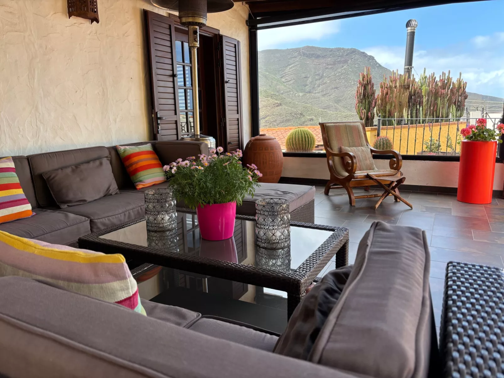 Haus mit Jacuzzi, Blick auf Berge, Meer und Ents-Inside