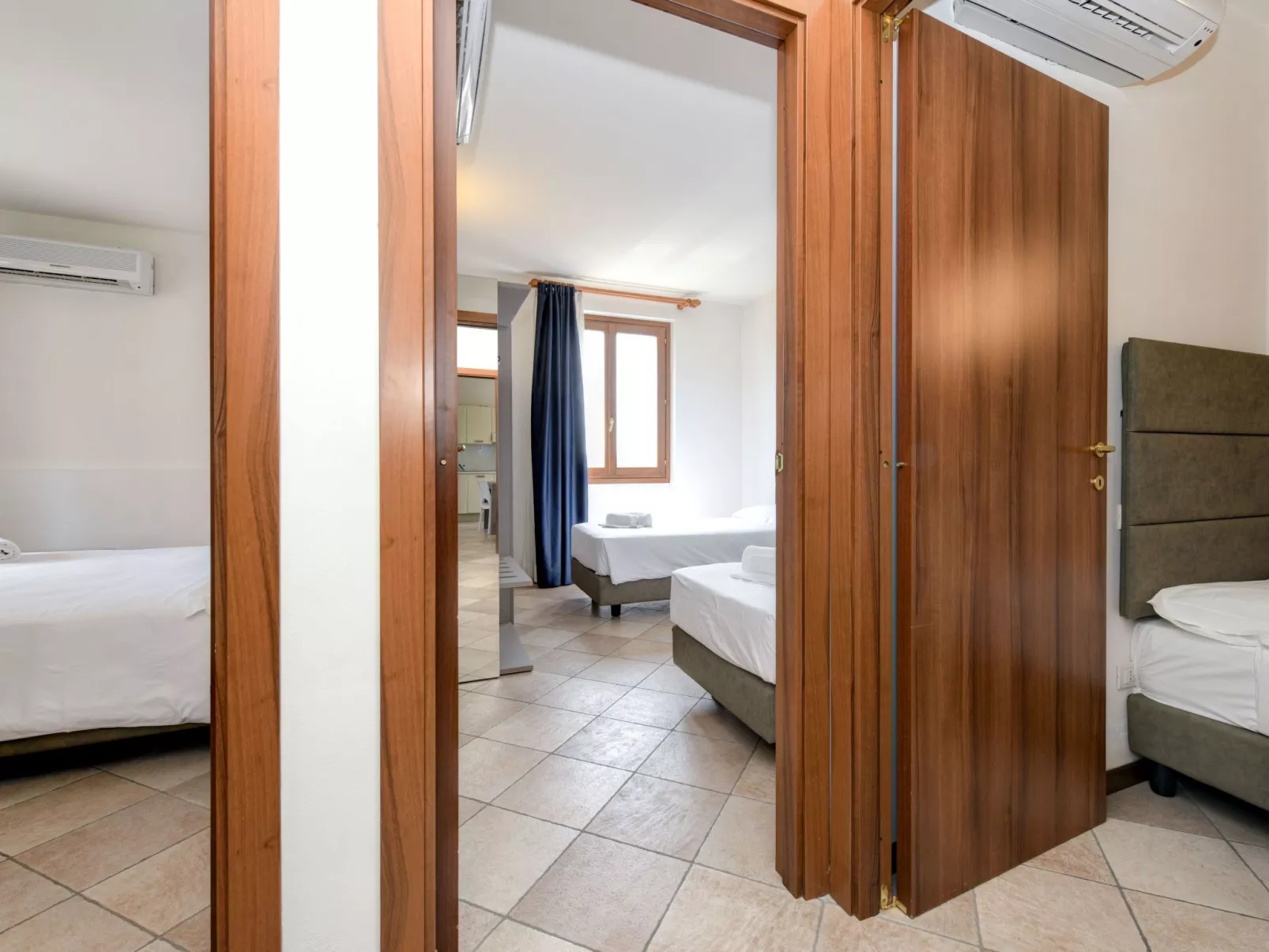 Wohnung mit Balkon, Schwimmbad und Seeblick-Inside