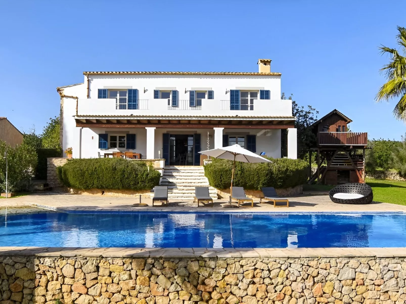 Ibizenkisches Haus mit Pool und Beachvolley-Blick-Draußen