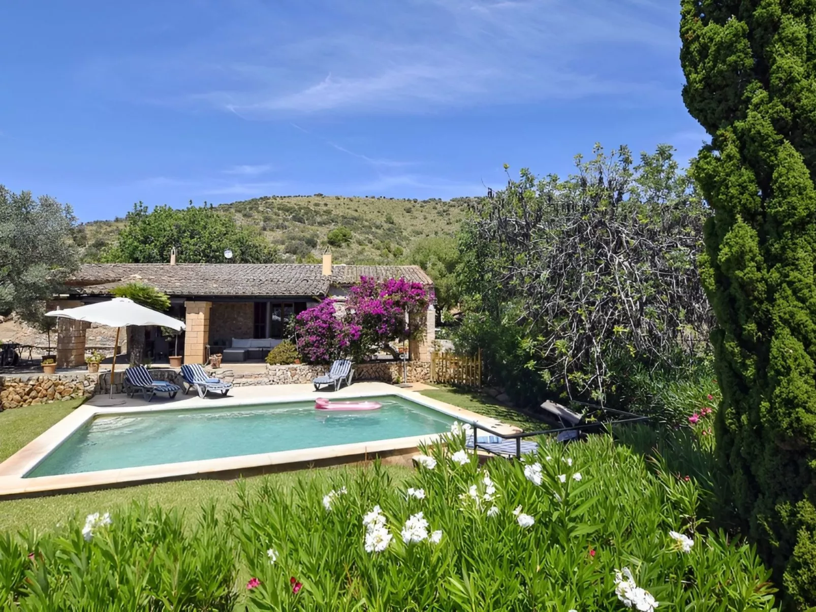 Finca mit Bergblick, Schwimmbad und Klimaanlage.-Draußen