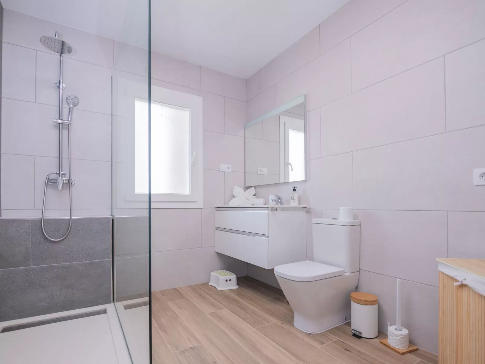 Modernes und helles Ferienhaus direkt am Meer, mit zwei großen Terrassen, Garte-Drinnen