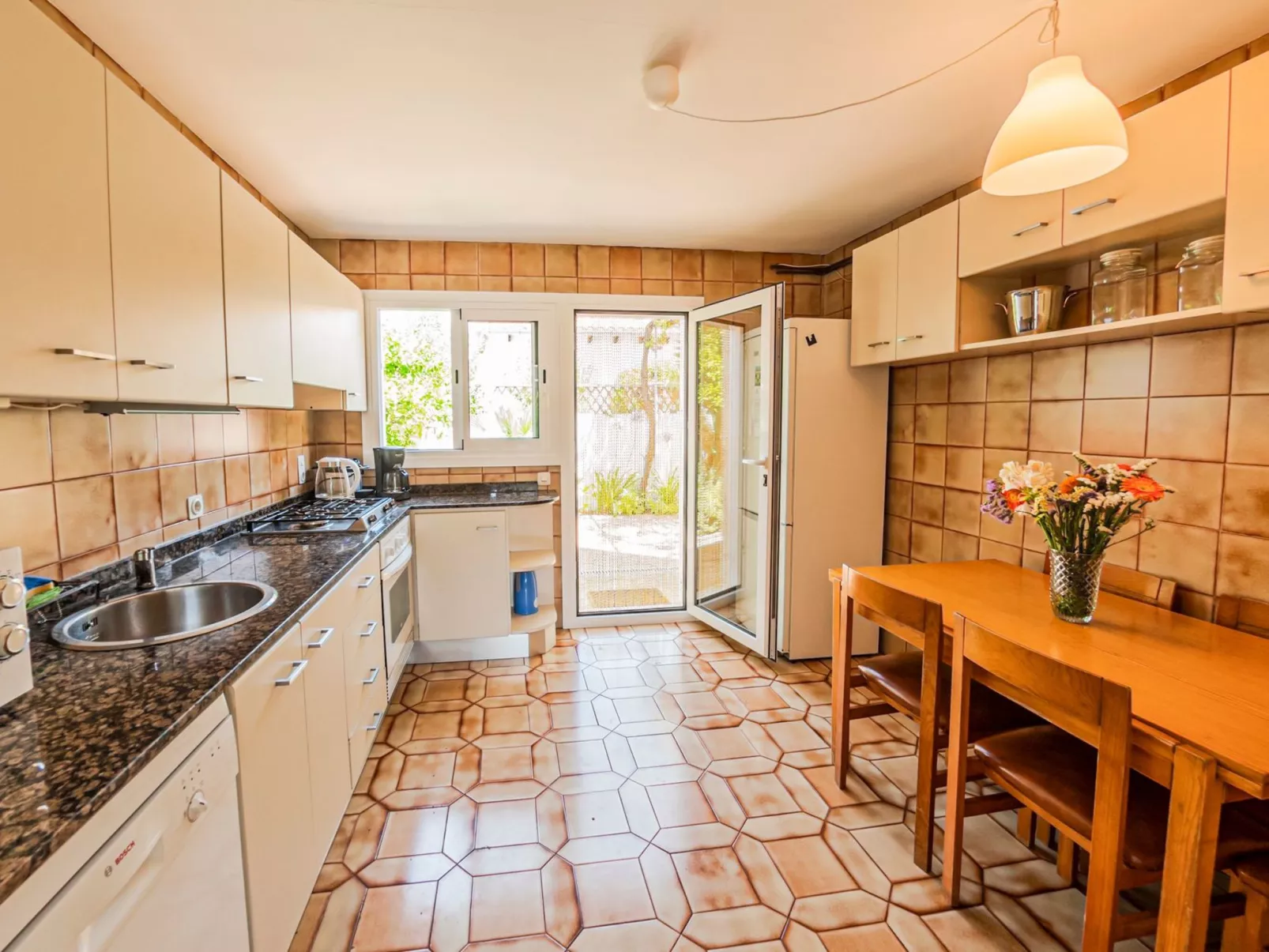 Landhaus mit Garten, Sonnenterrasse sowie überdachter Terrasse und Pool in Stra-Inside