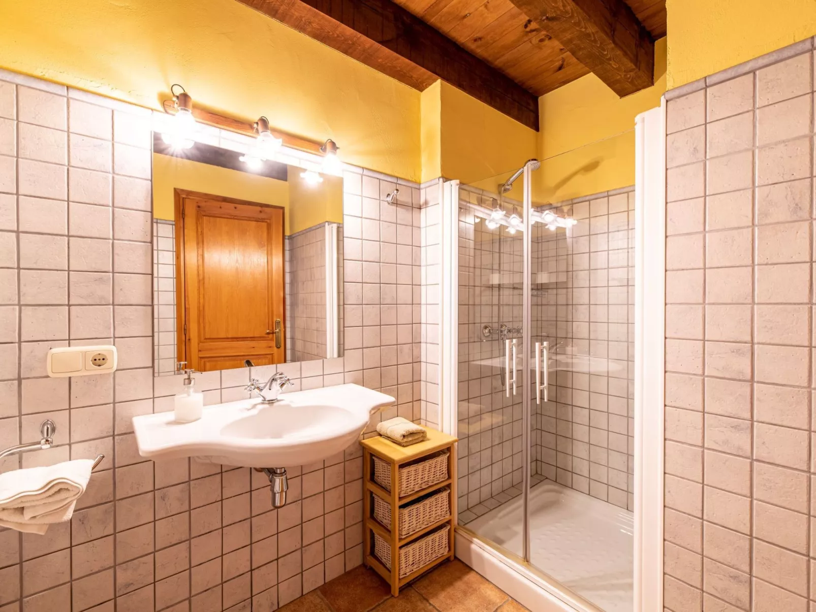 "Cobert del Carro".-Inside