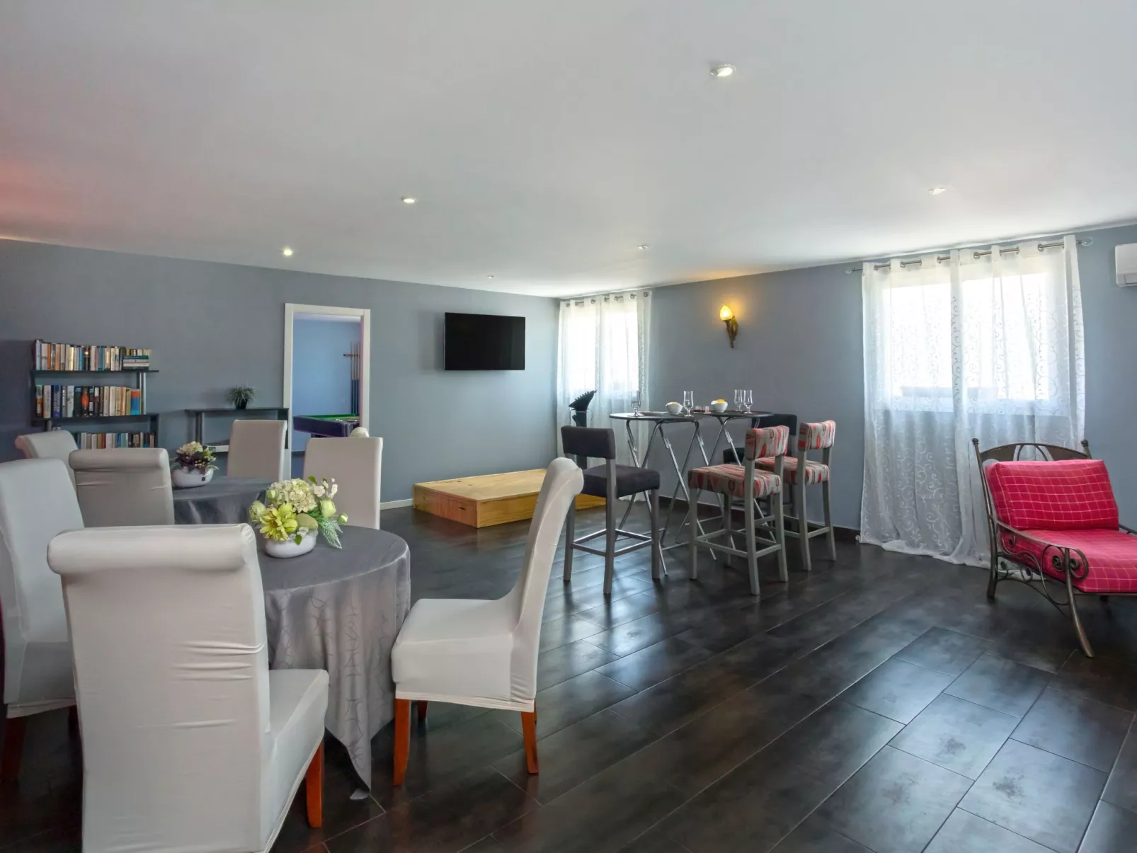 Spa-Spielzimmer mit Außen-Whirlpool und Schwimmbad-Inside