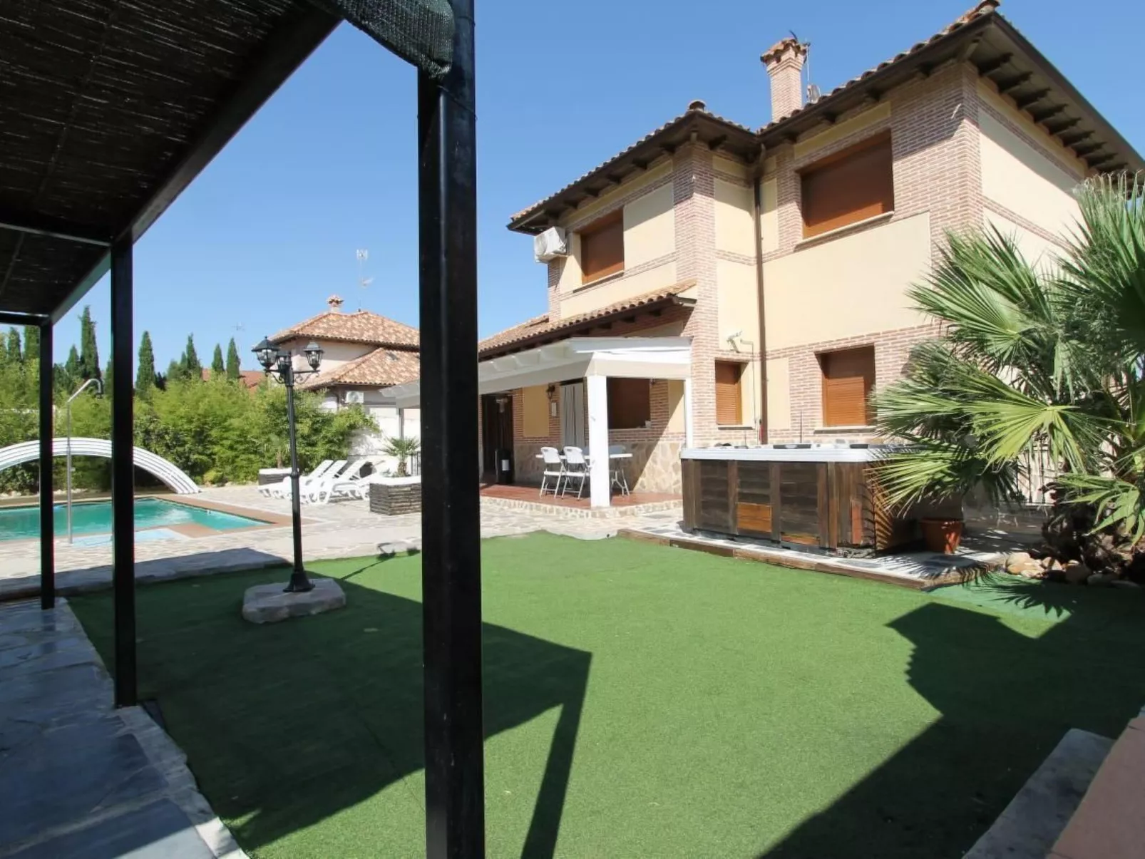 In Seseña mit großem Garten-Outside