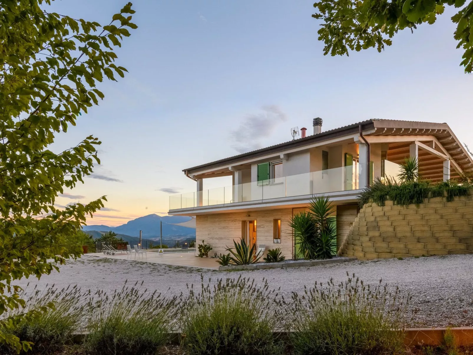 Villa Montefalcone, Außen- und Innenpool-Dehors