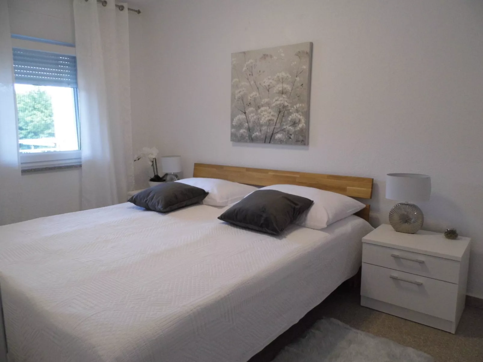 Neue und moderne, voll ausgestattete Wohnung-Image-tags.info