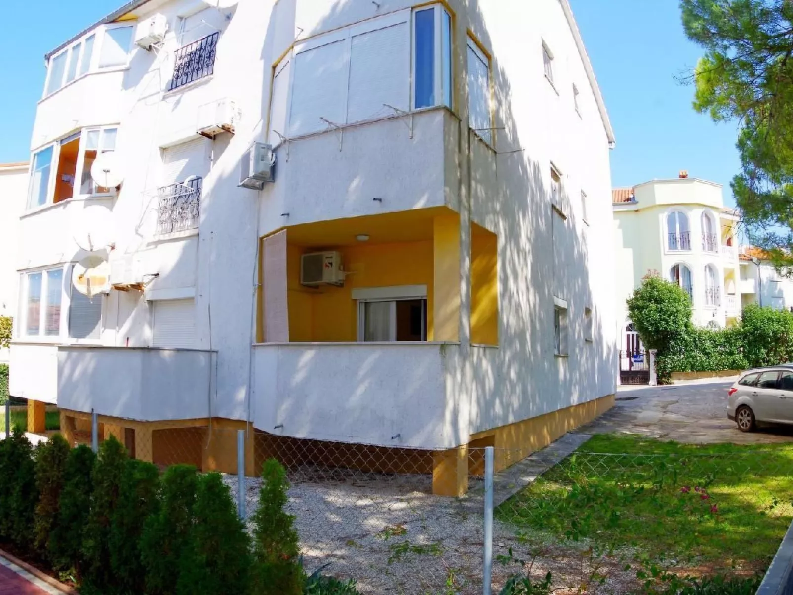 Schönes Apartment, privater Parkplatz und Strand in der Nähe-Outside