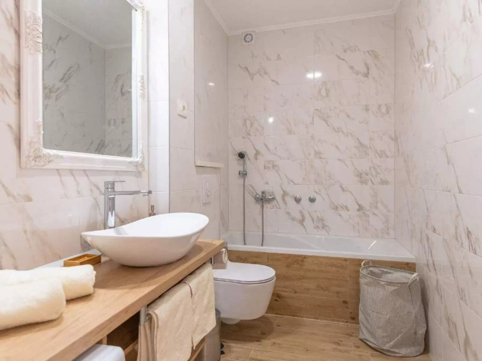 "Paola" mit eigenem Pool-Image-tags.info