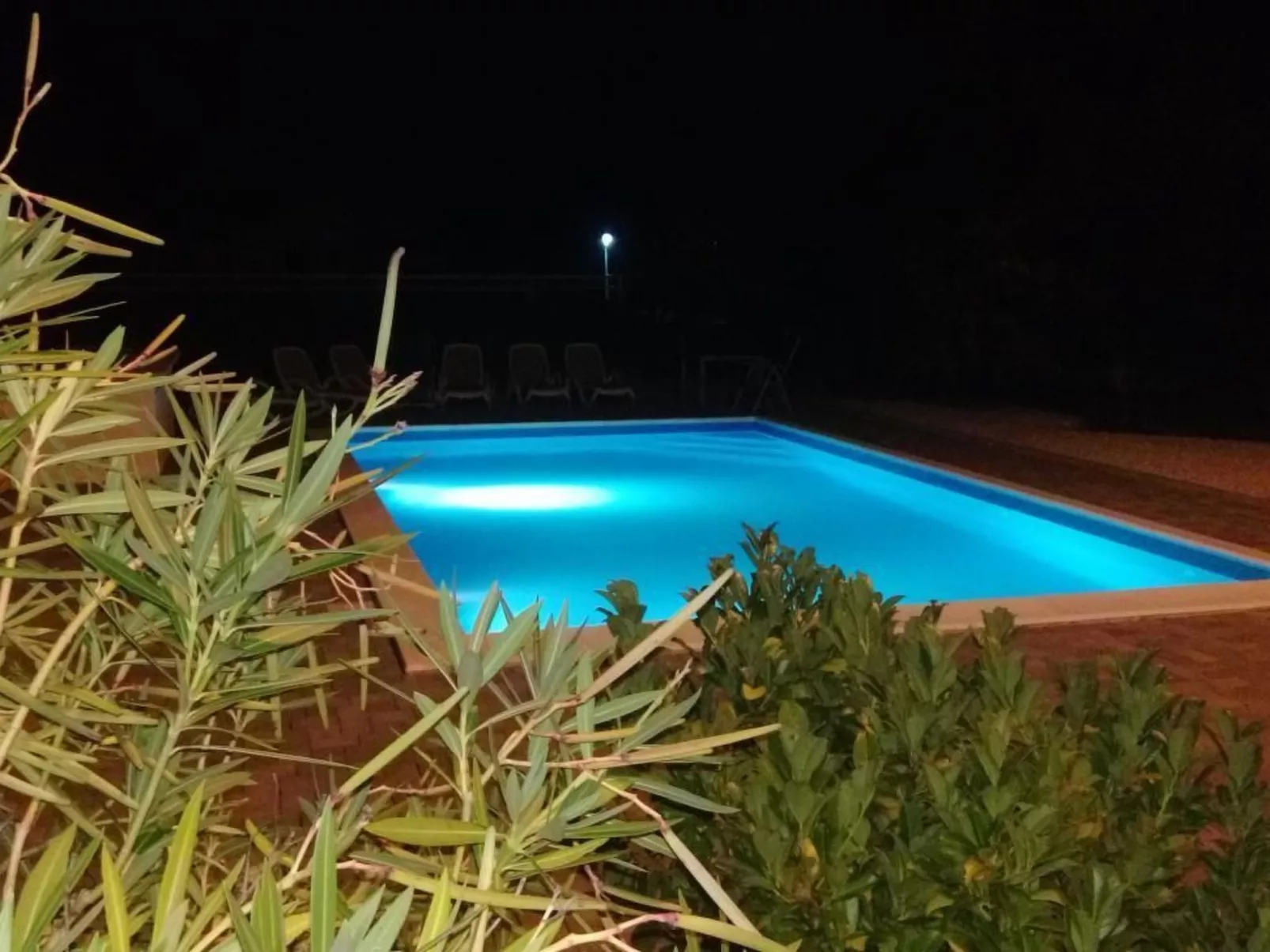 Mit Blick auf das Wasser-Outside