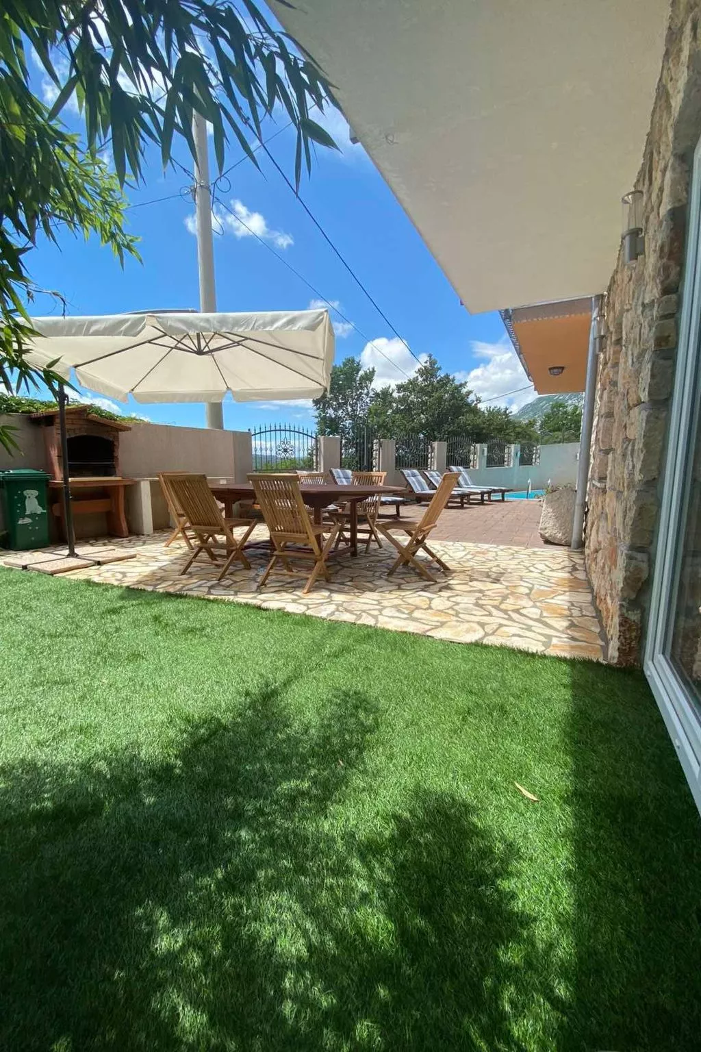 Großes Ferienhaus mit eigenem Pool und Terrasse-Outside