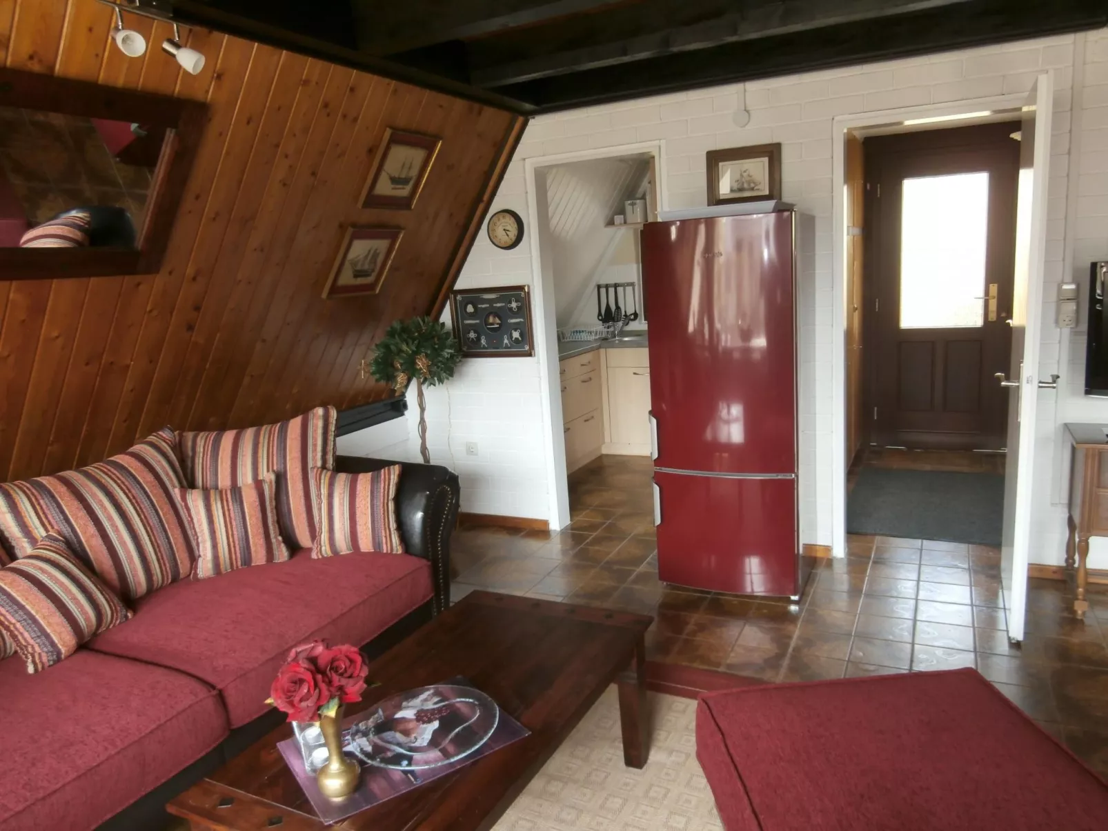 Uriges Ferienhaus mit Garten und Grill-Drinnen