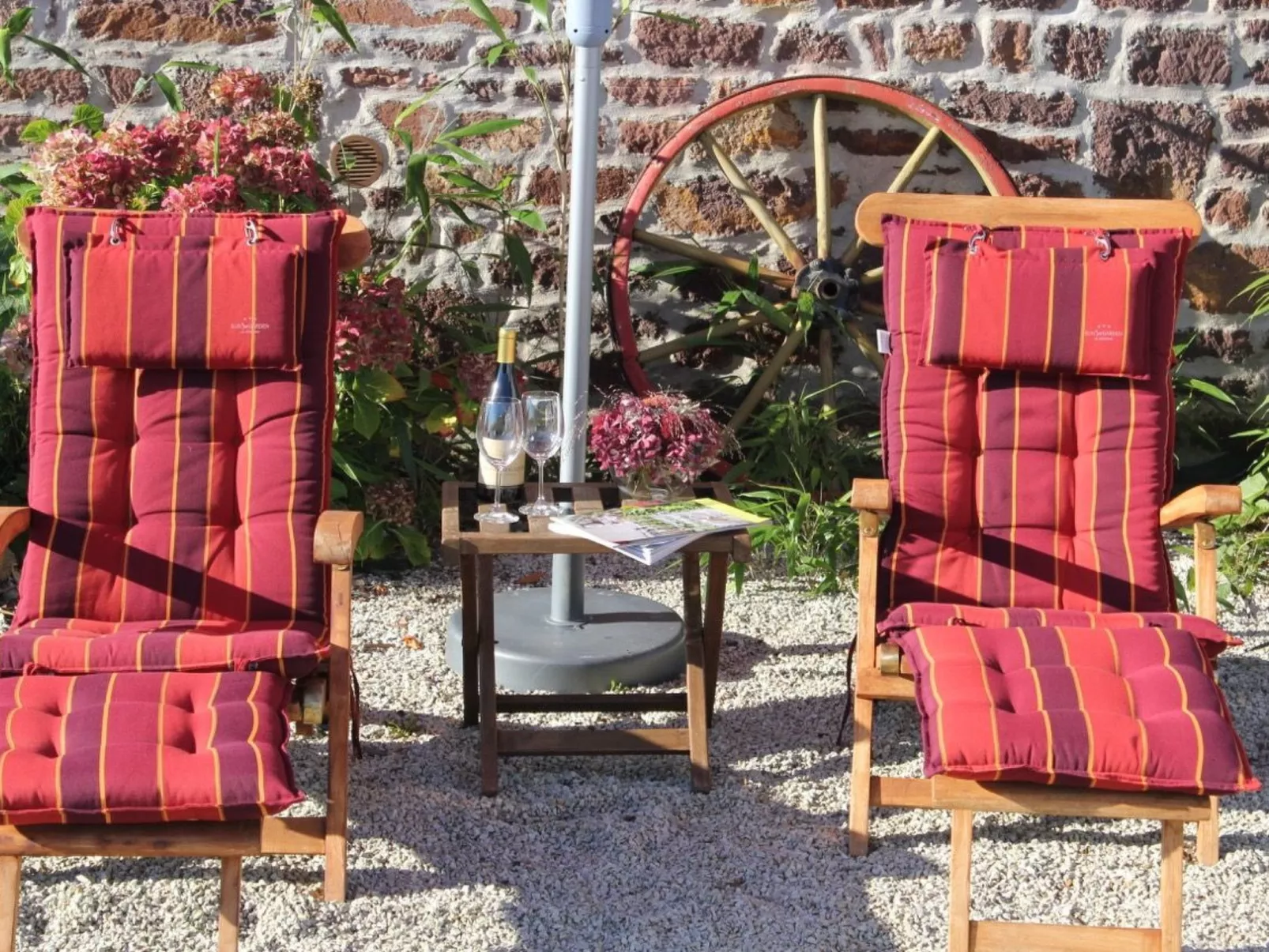 In Sourdeval Les Bois mit Garten-Outside