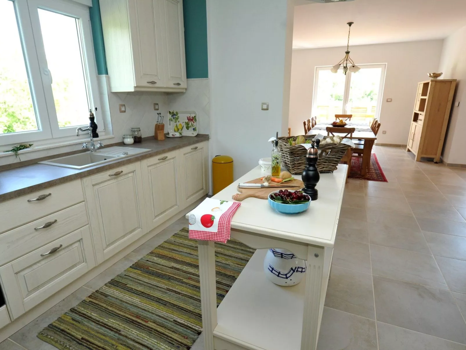 Alleinstehendes Ferienhaus mit Swimmingpool-Dedans