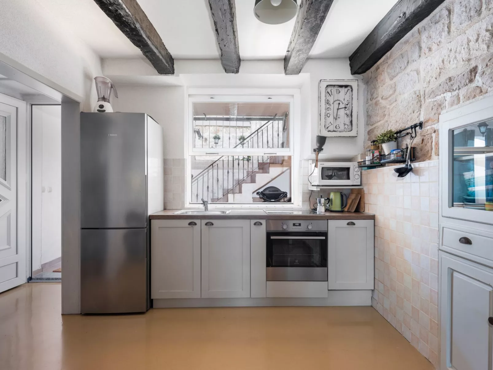 "Hanna" mit Blick auf das Wasser-Drinnen