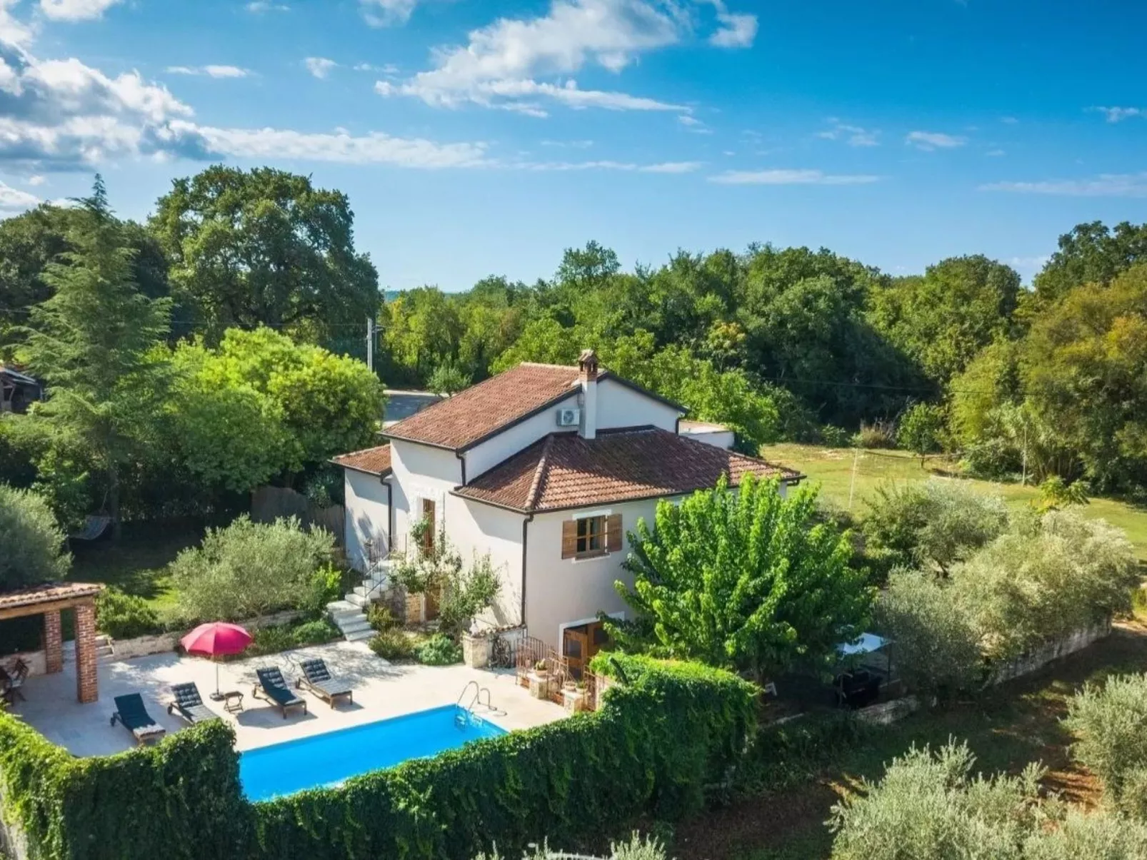 Freistehende Villa mit Garten und privatem Pool-Draußen