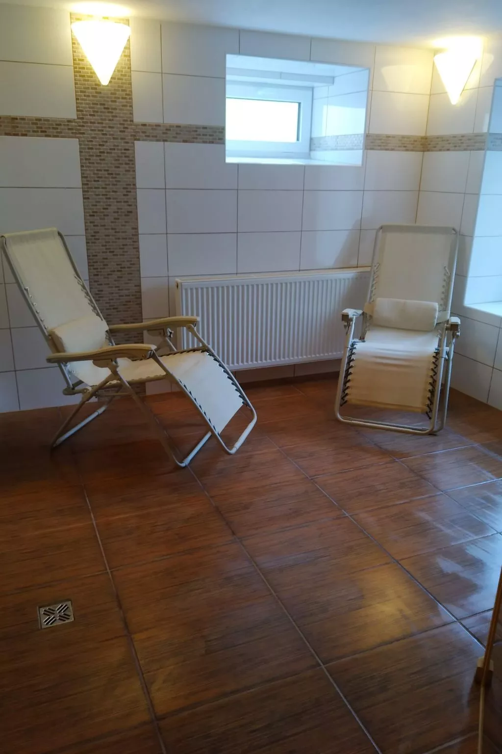 Mit solarbeheiztem Außenpool und Sauna-Drinnen