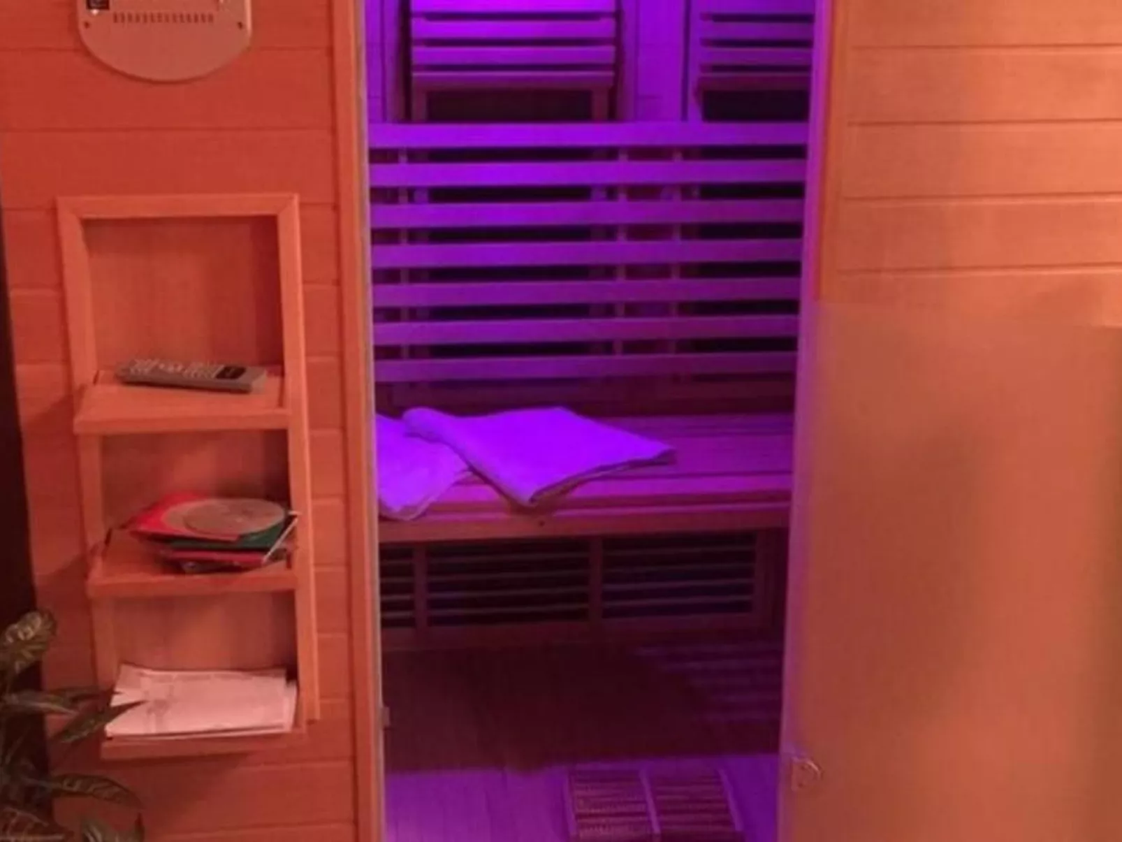 Leons Holiday Homes-Inside