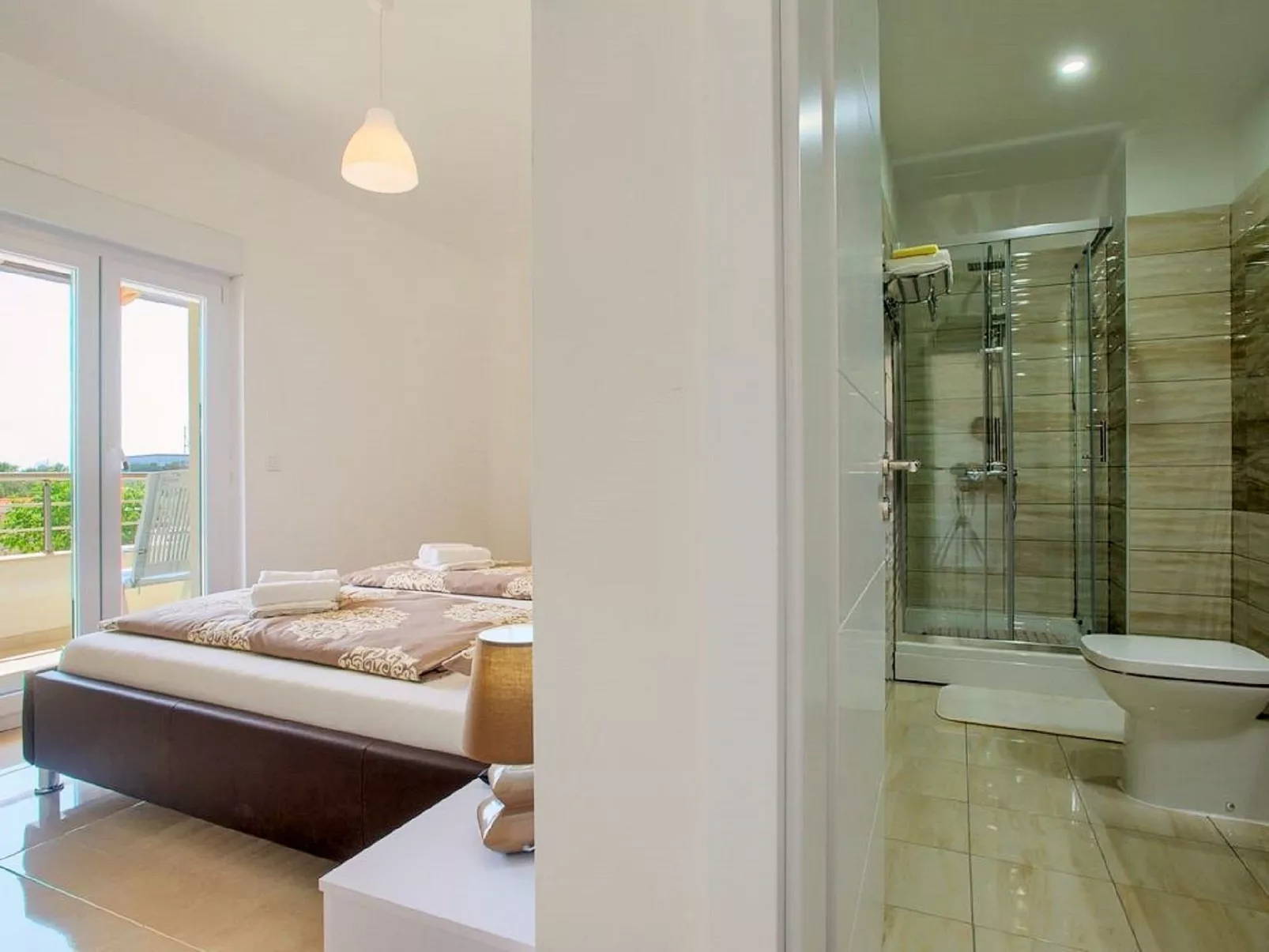 Mit Garten, Grill und Terrasse-Drinnen