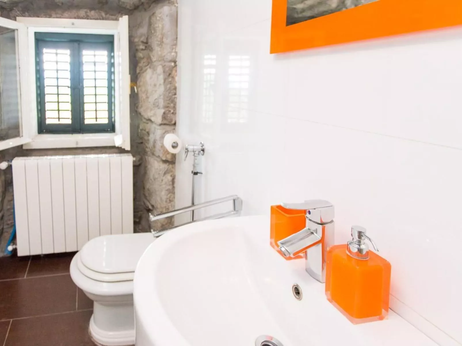 Haus mit modernem Interieur und einer alten Taverne - Image-tags.info