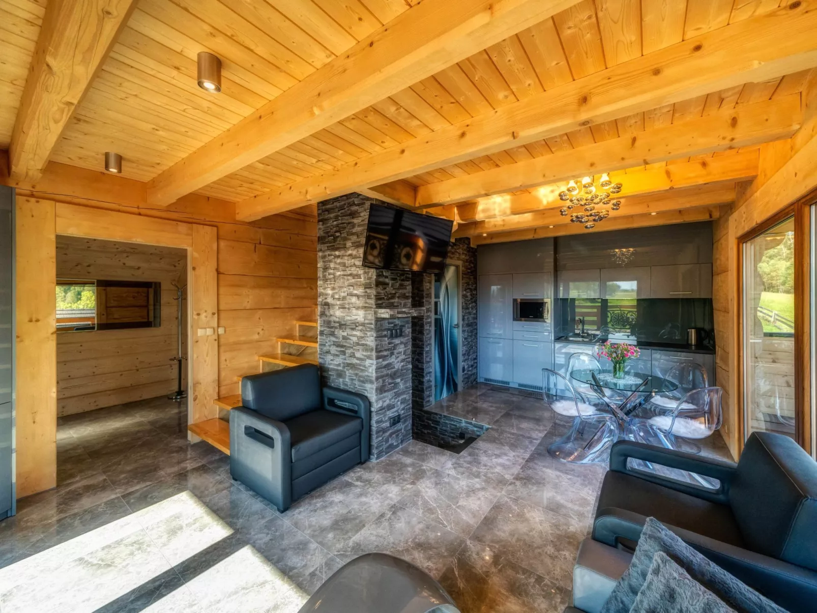 Mit Entspannung im Jacuzzi-Drinnen