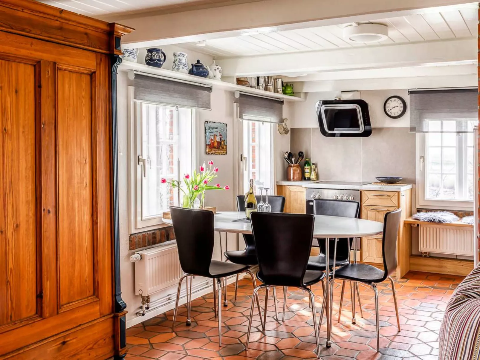 Reetdachhaus inmitten von Wiesen und Feldern-Dedans