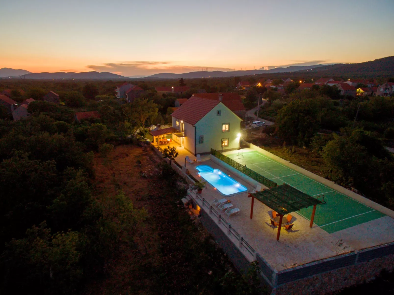 In Opanci mit beheiztem Pool, Parkplatz-Outside