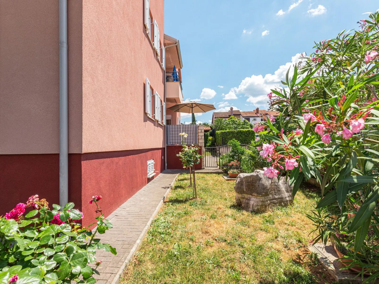 Strandnahe Ferienwohnung mit großem Garten-Draußen