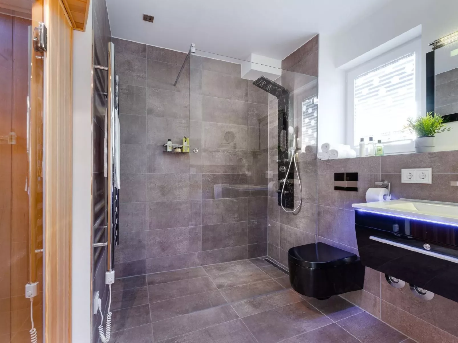 Fewo Kapitän James Cook, E-Ladesäule, Wasserbett-Drinnen