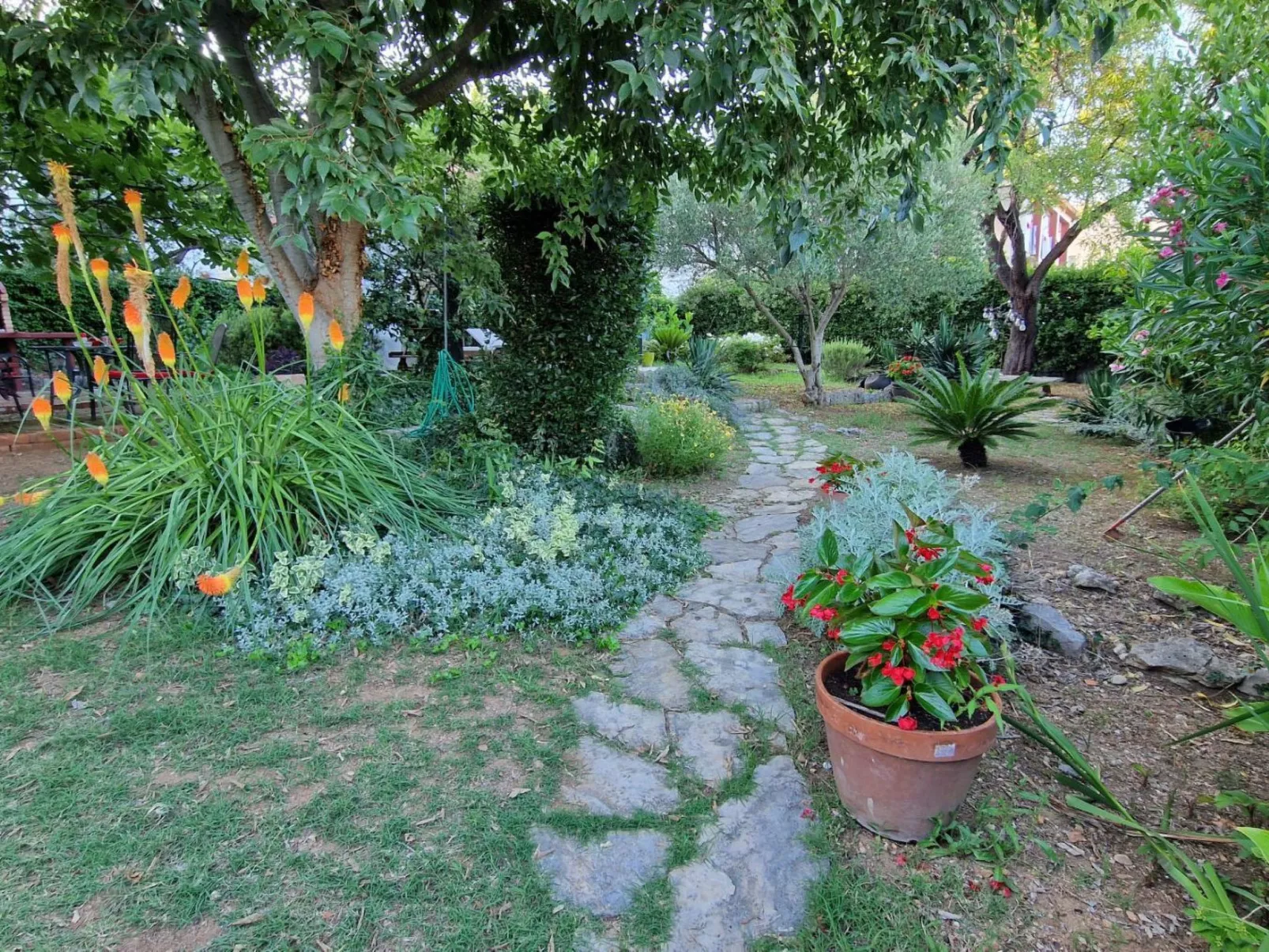 Steinhaus in Strandnähe mit Whirlpool-Dehors