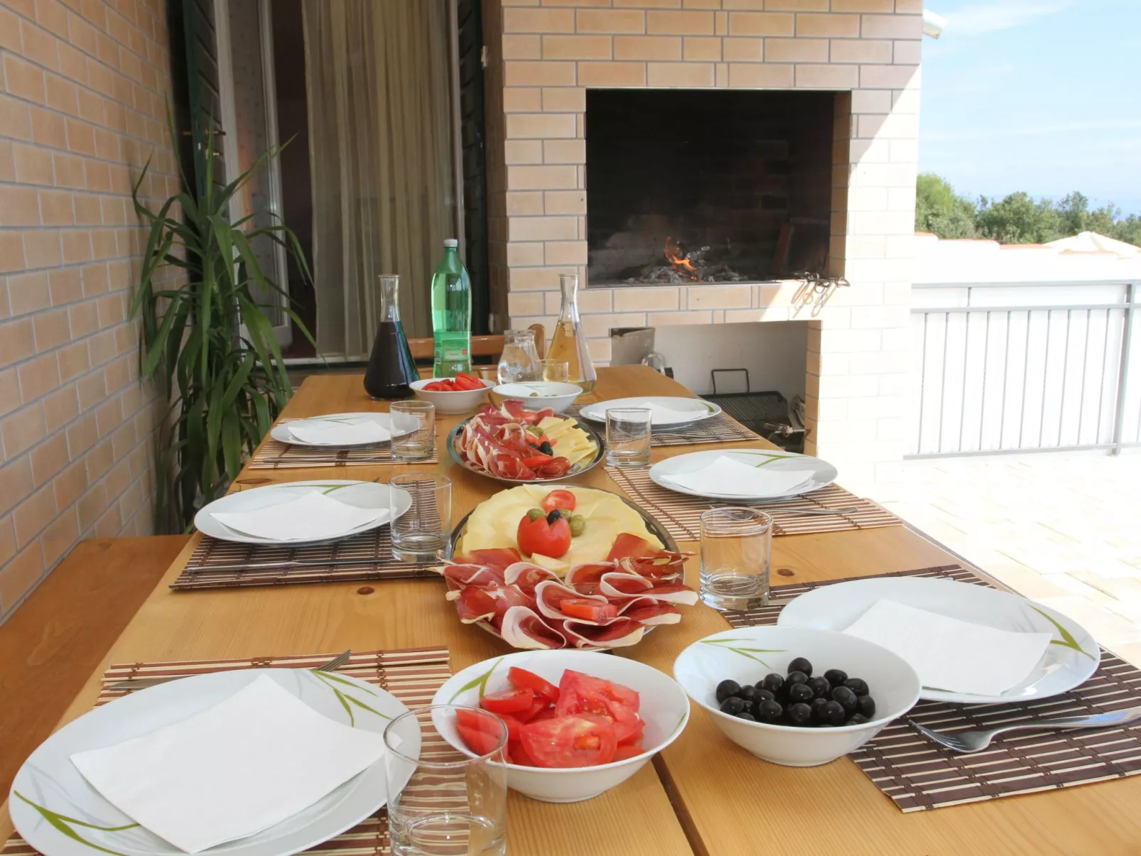 Geräumige Ferienvilla mit Pool und Meerblick-Outside