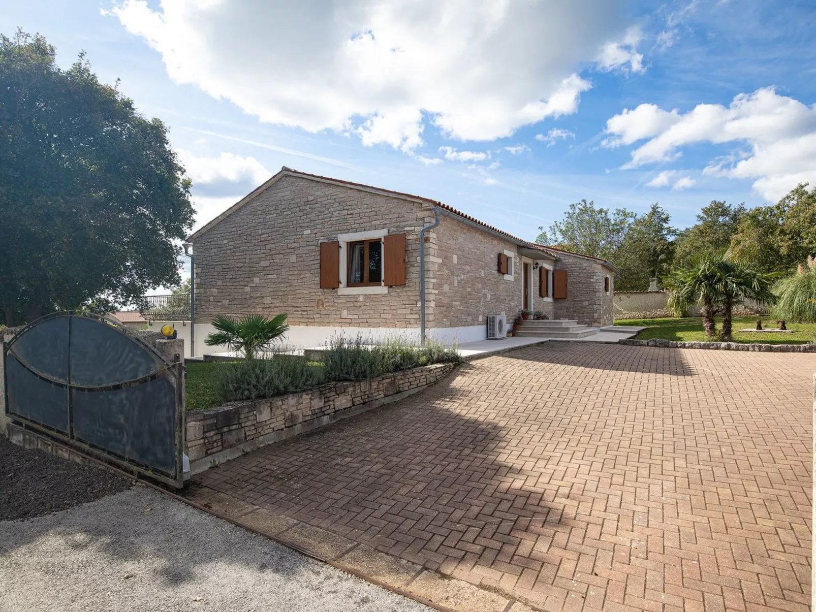 Haus in Bertoši mit privatem Pool-Outside