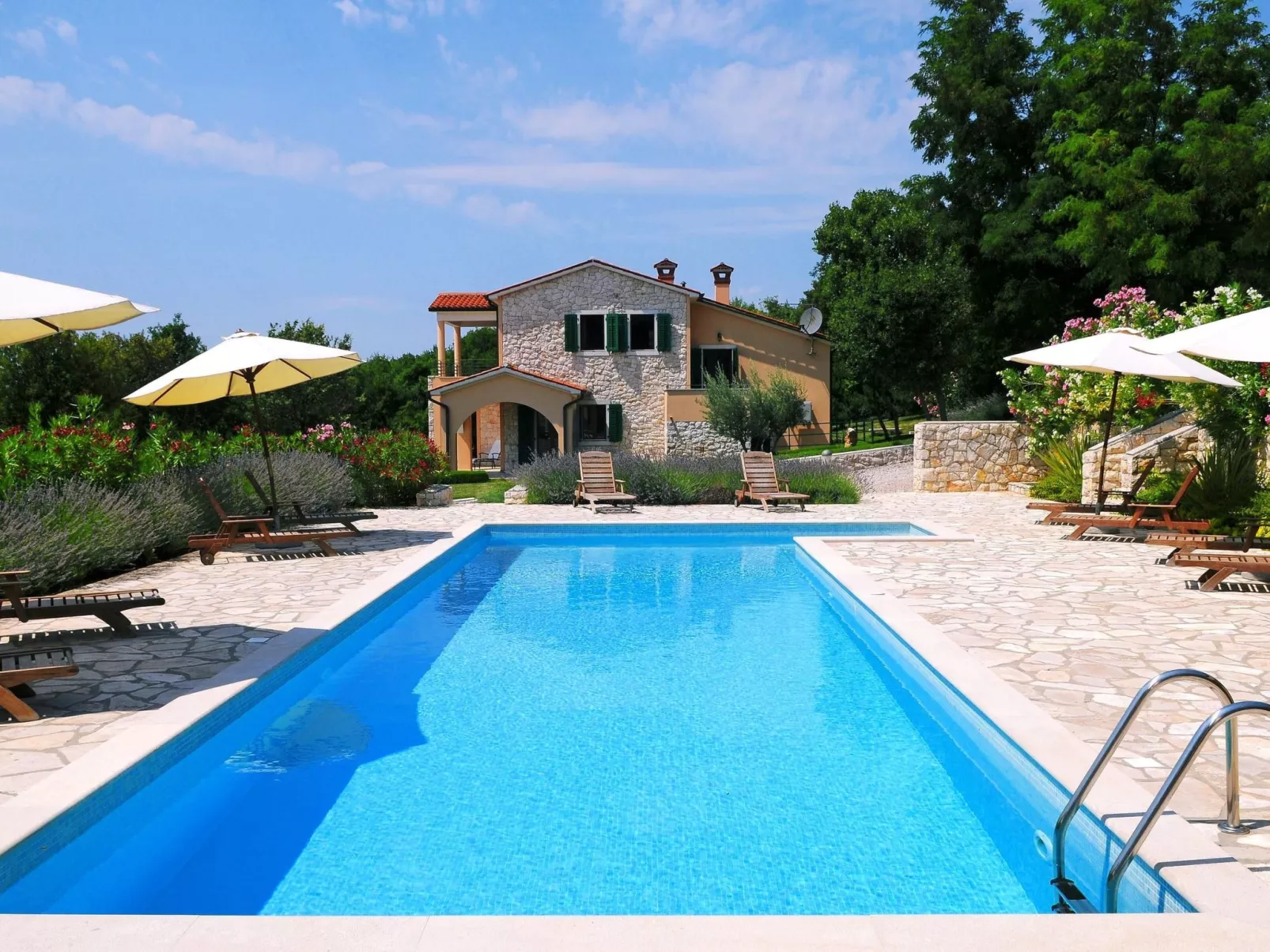 Villa Maggie mit Gemeinschaftspools-Dehors