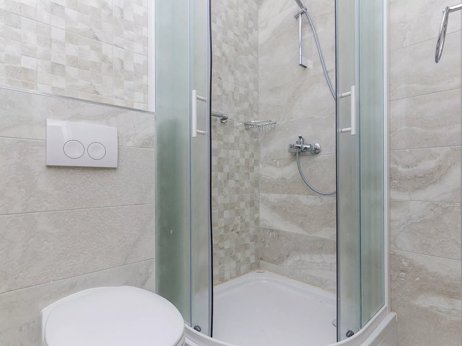 Schönes Steinhaus mit beheiztem Pool, Terrasse m-Drinnen