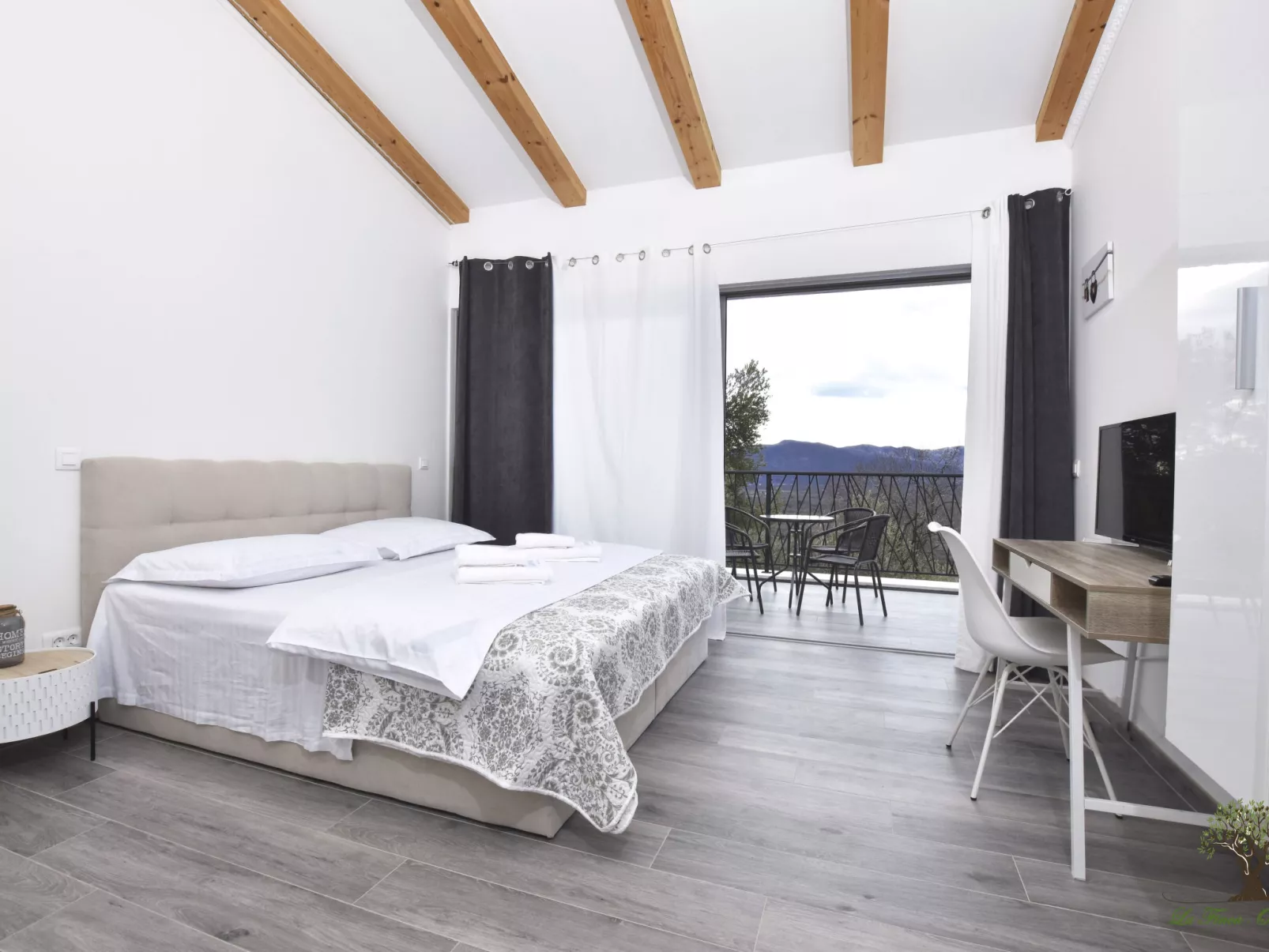 La Finca OliveTree-Inside