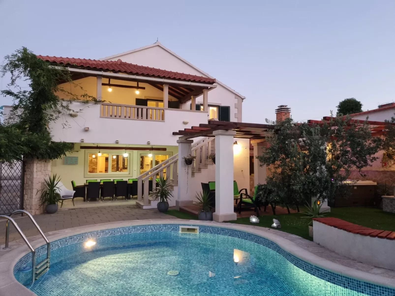 Komfortables Haus in Selca mit privatem Parkplatz-Draußen