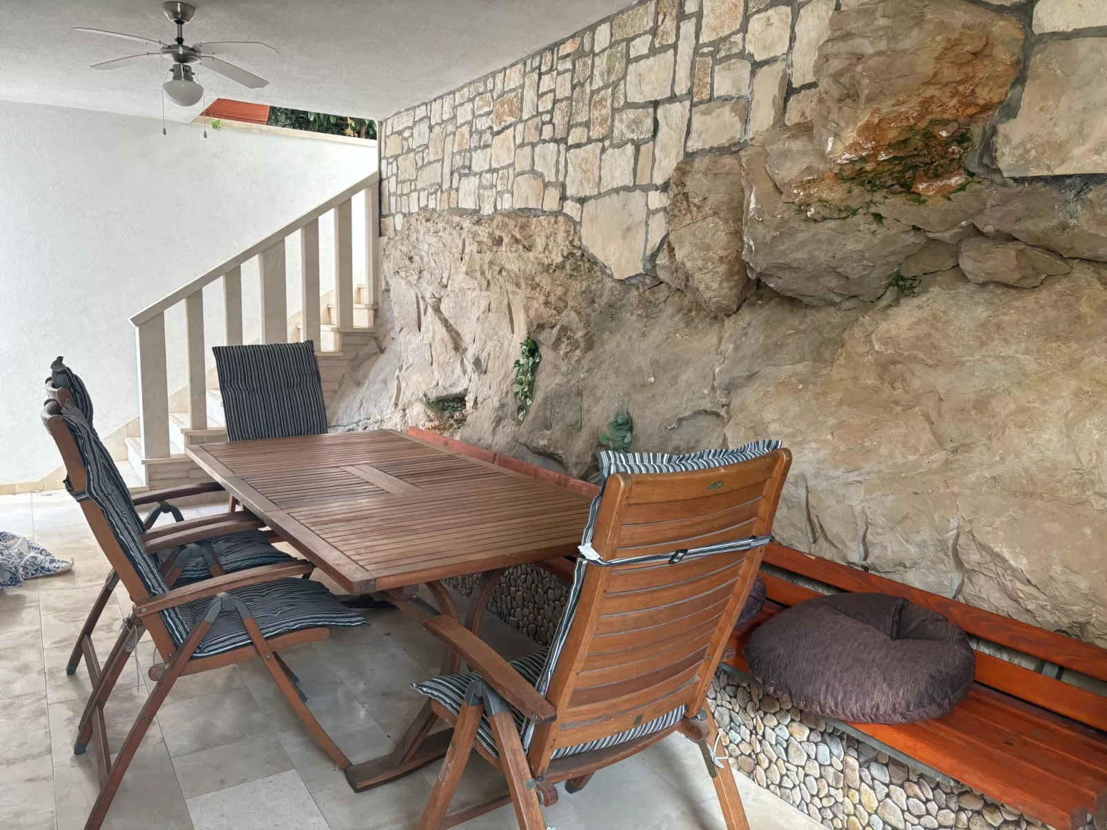 In Povlja mit gemeinschaftlichem Parkplatz-Dehors