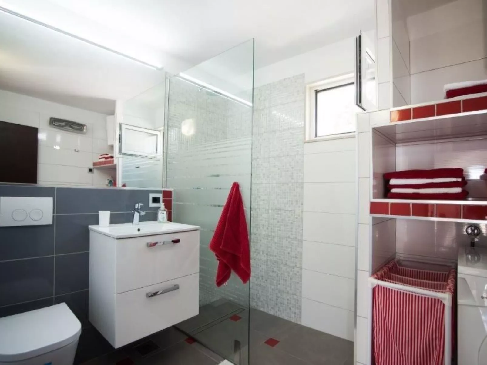 Charmante Villa Layla mit Meerblick und Pool-Drinnen