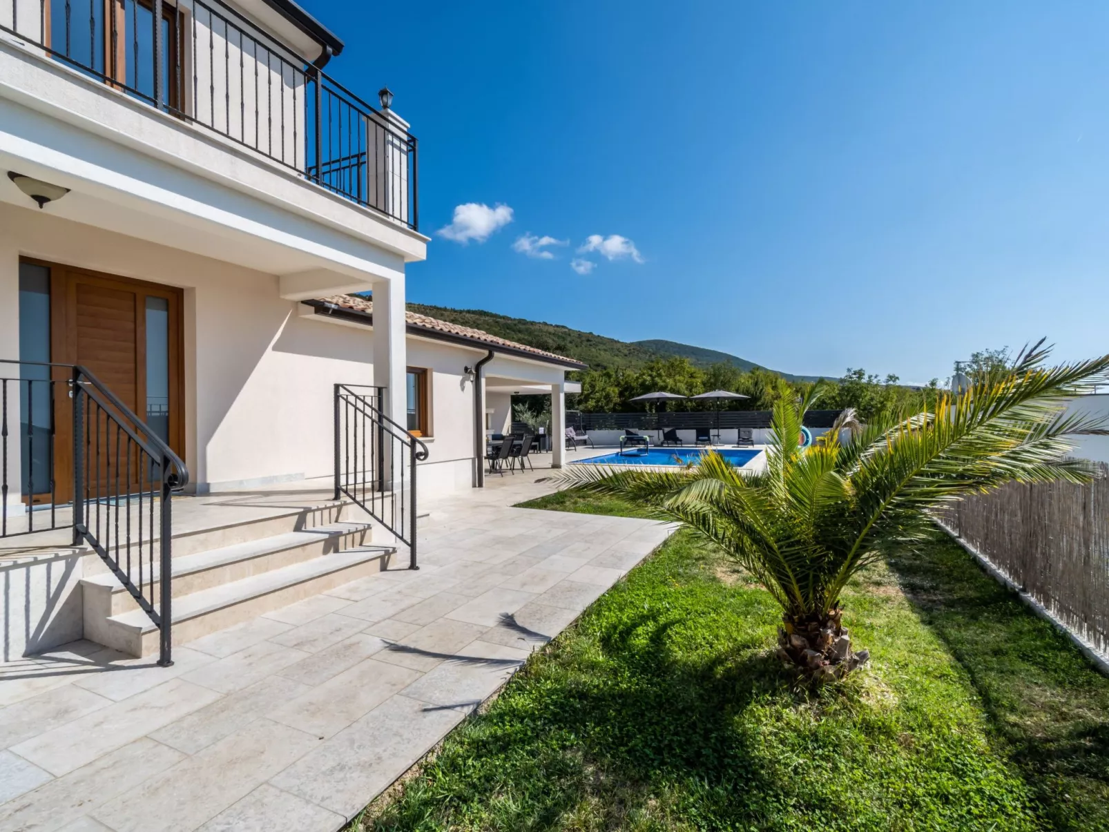 Elegantes Escape mit Pool und Panoramablick-Dehors