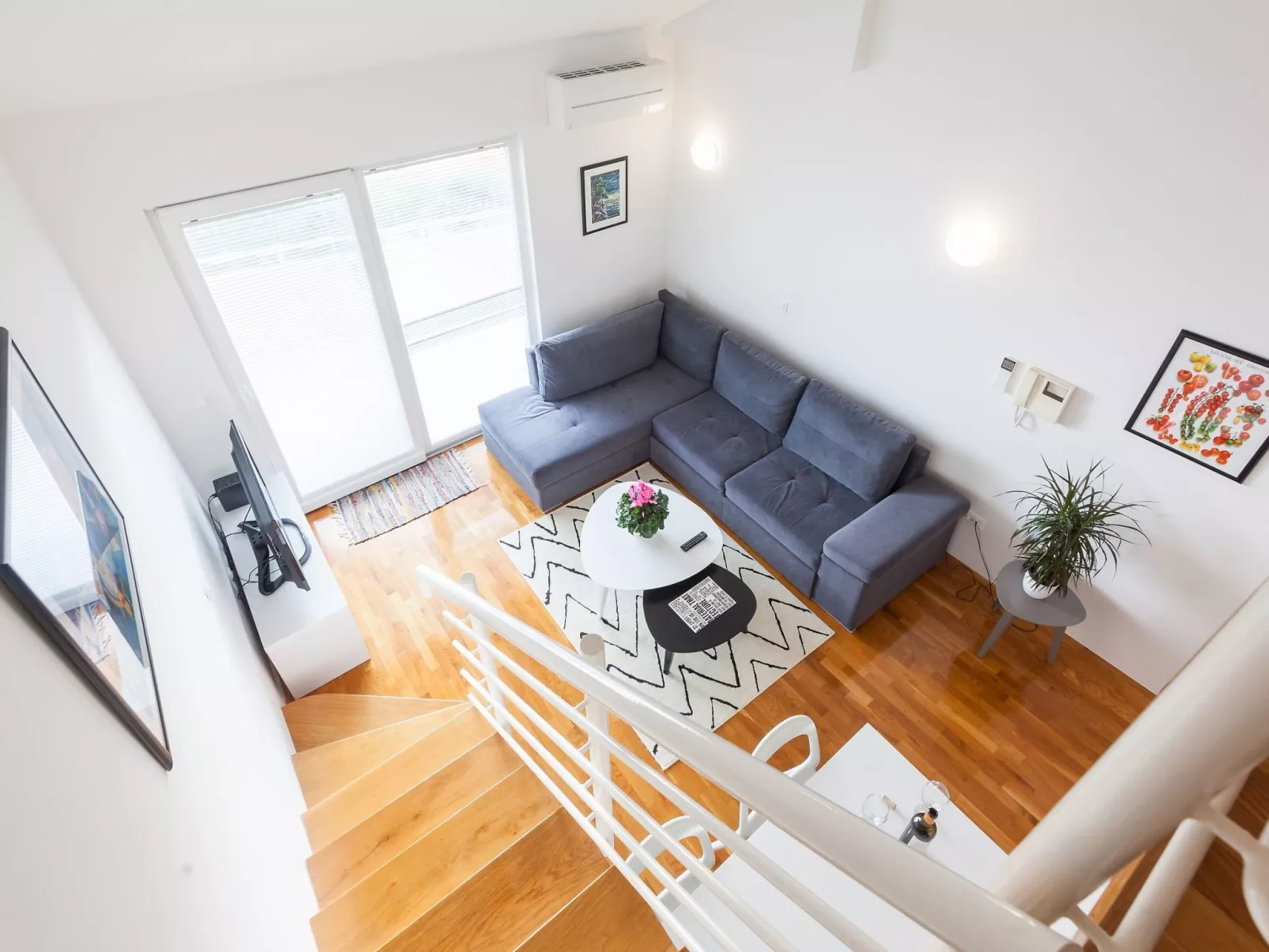 Wohnung mit Blick auf das Wasser-Drinnen