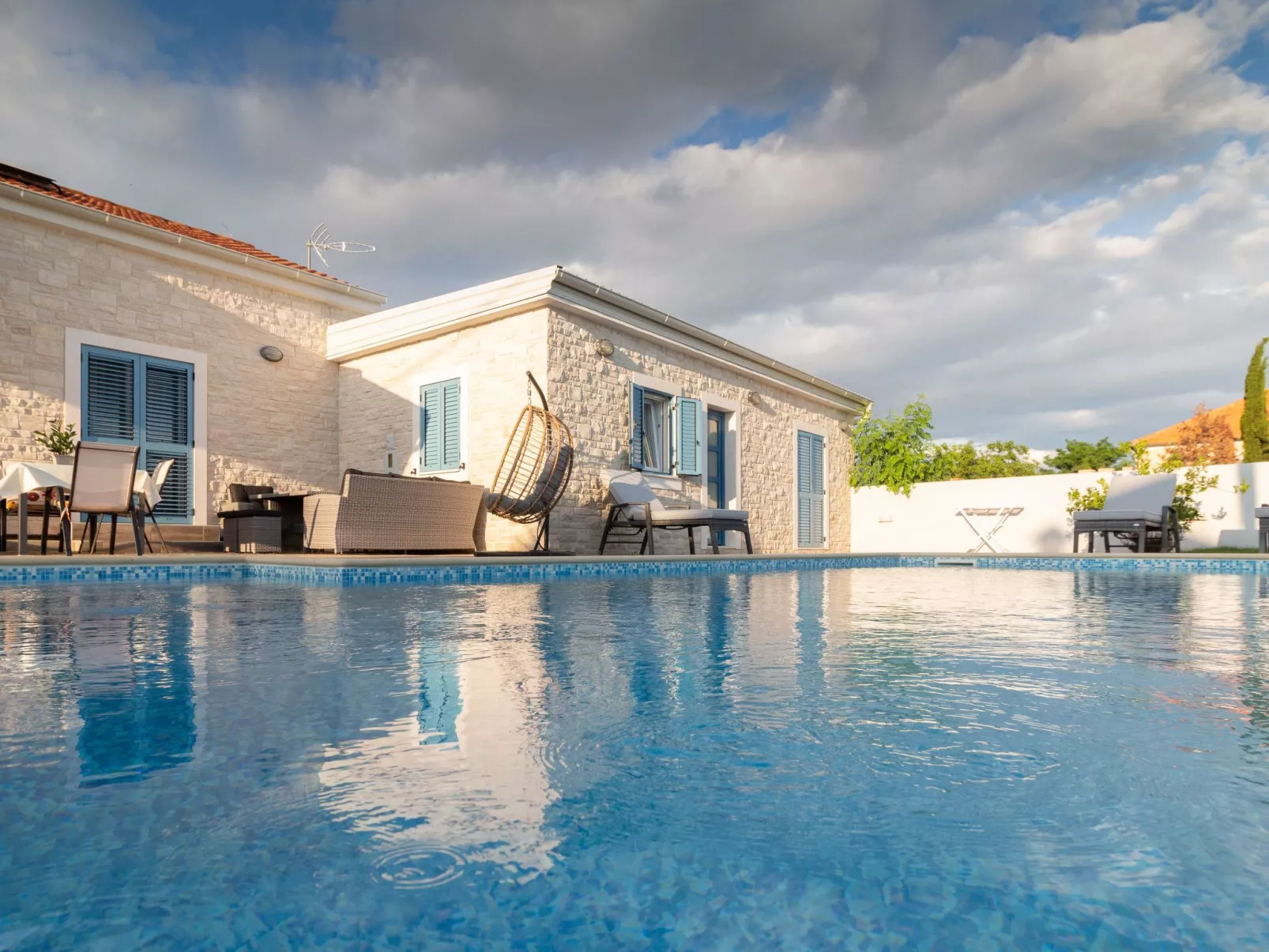 Villa mit Garten, Grill und Terrasse-Draußen