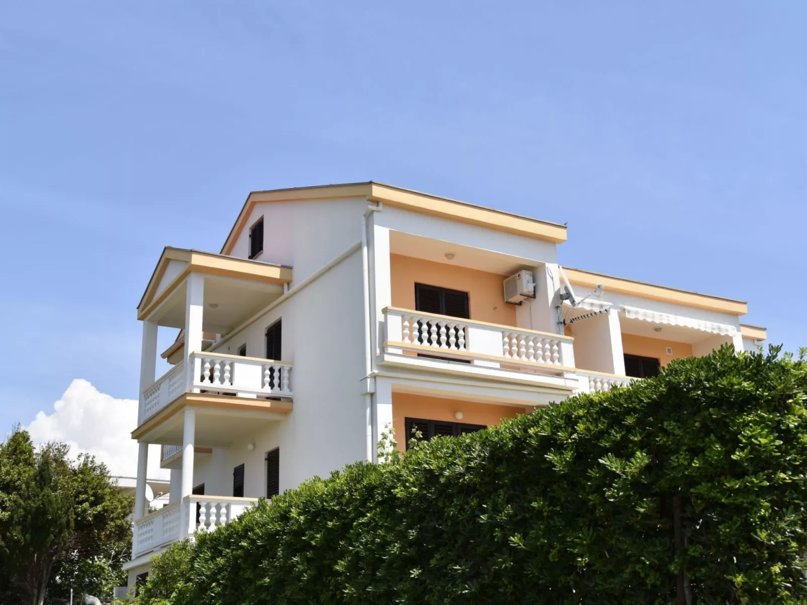 Komfortable Wohnung mit Balkon und Meerblick
