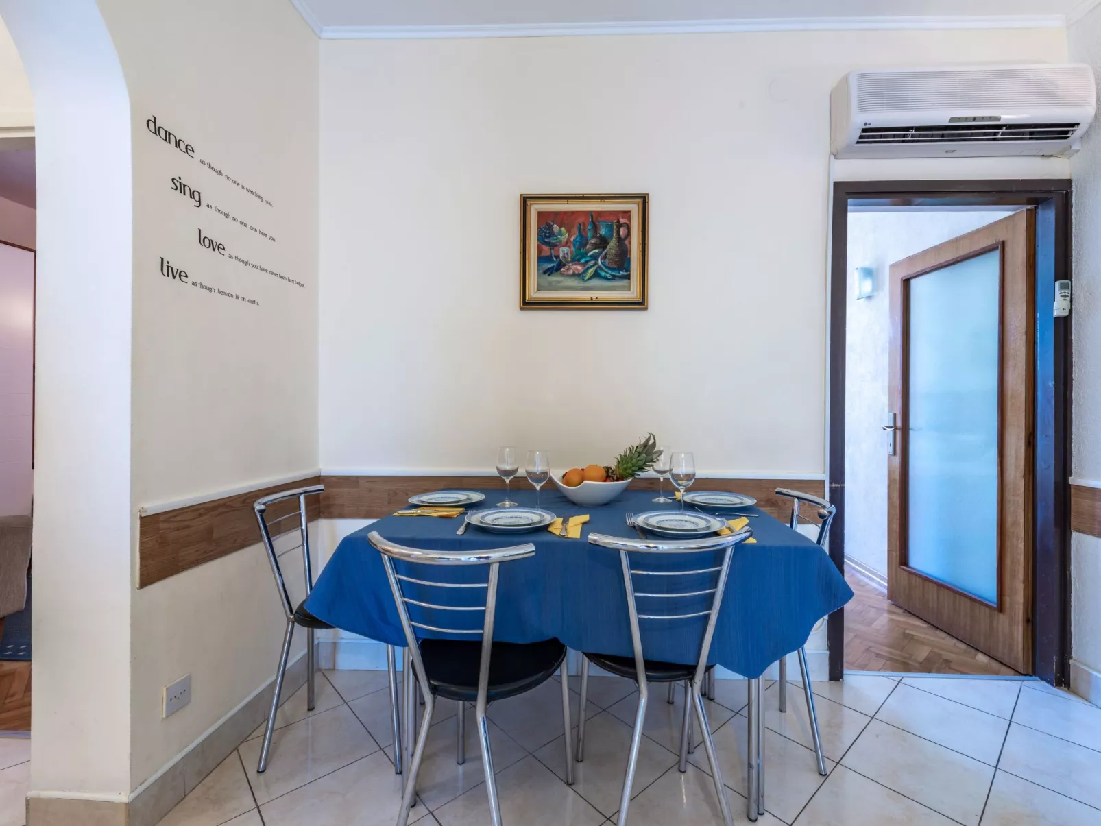 Geräumige Ferienwohnung mit eigener Terrasse-Drinnen