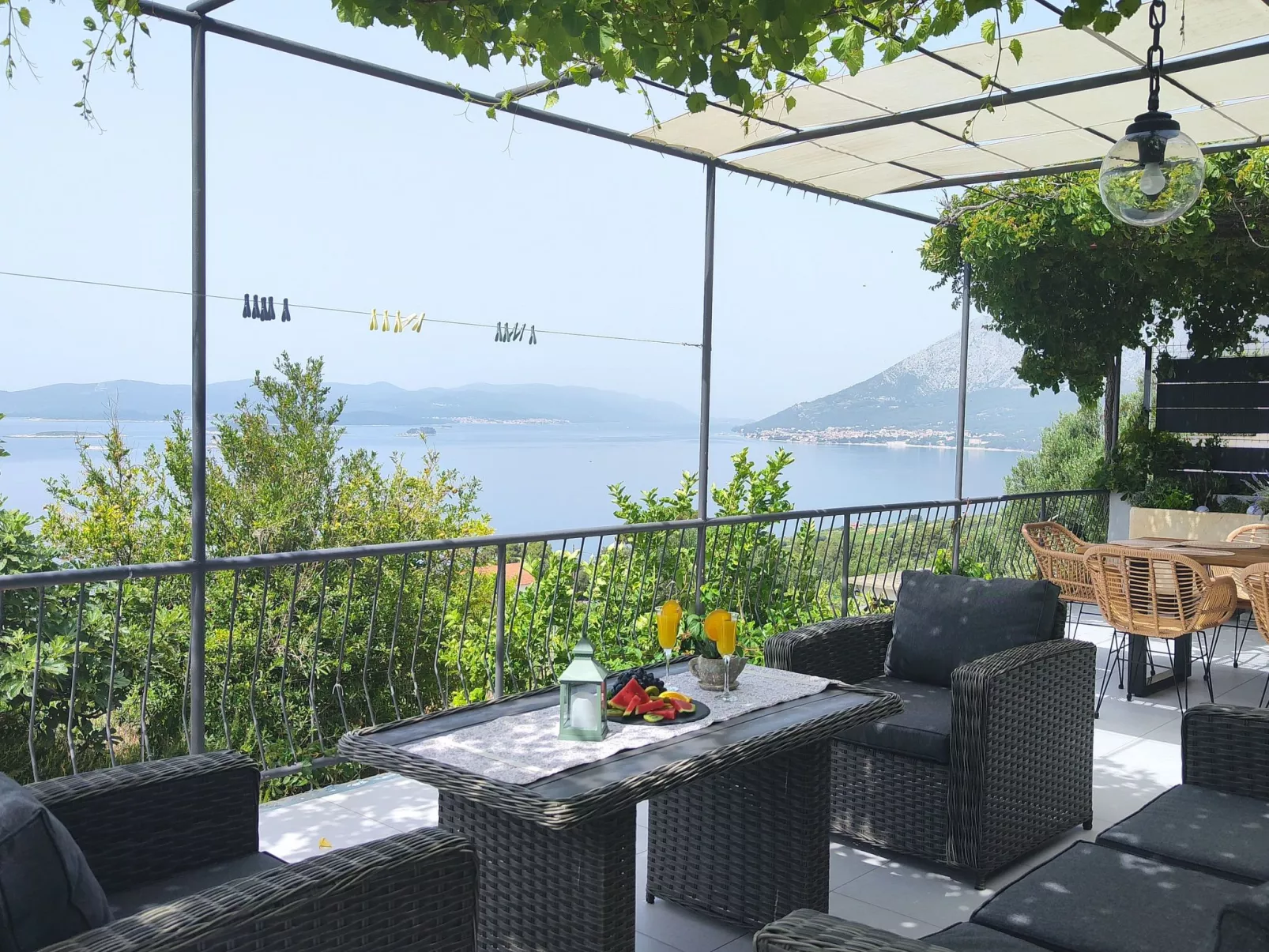 Mit Blick auf das Wasser-Drinnen